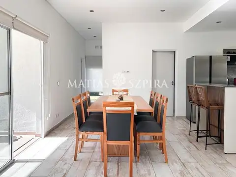 Casa en Venta con 3 cocheras
