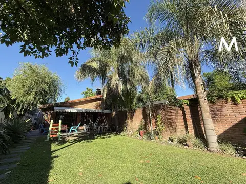 APTO CRÉDITO - Casa en  venta de 4 ambientes con quincho, parrilla y dos cocheras - Villa Ballester