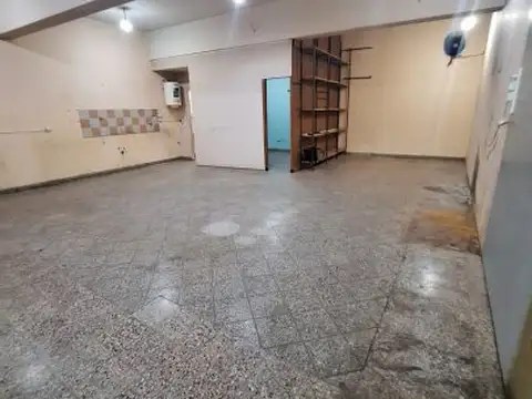 Local en Alquiler en Villa Luzuriaga, $ 900.000