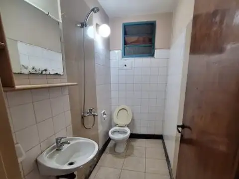 Local en Alquiler en Villa Luzuriaga, $ 900.000