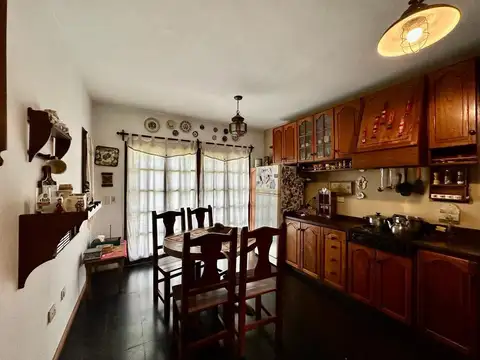 Casa en Venta con 3 cocheras