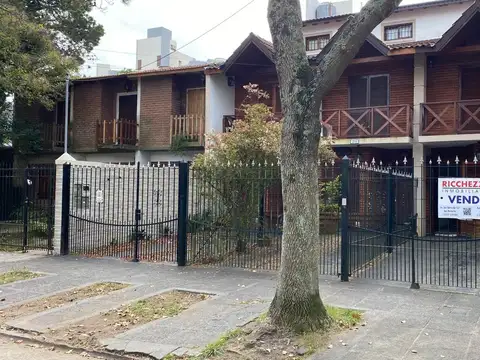 DUPLEX CUATRO AMBIENTES CON COCHERA, PATIO Y QUINCHO CUBIERTO - TODOS LOS SERVICIOS CONECTADOS