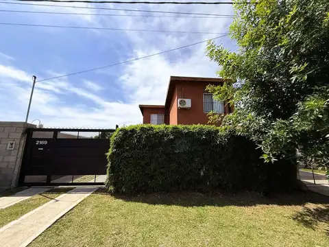 Casa en Venta con 2 cocheras