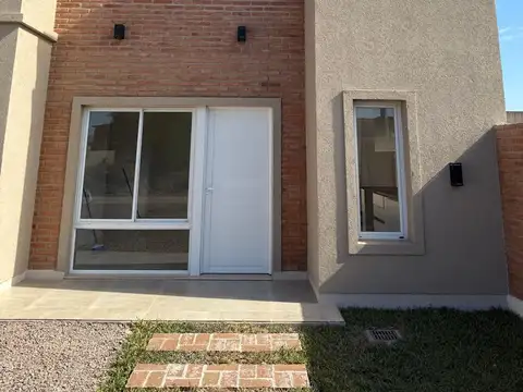 Casa 2 ambientes con 2 baños