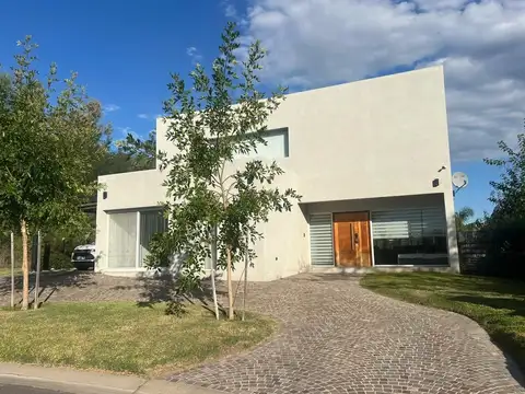 CASA EN VENTA EN SANTA GUADALUPE - PILAR