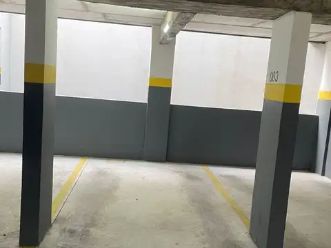 VENTA COCHERA EN EDIFICIO YASS POCITOS