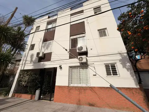 Departamento 2 ambientes, entre vías y Libertador, proximo centro comercial y estación.