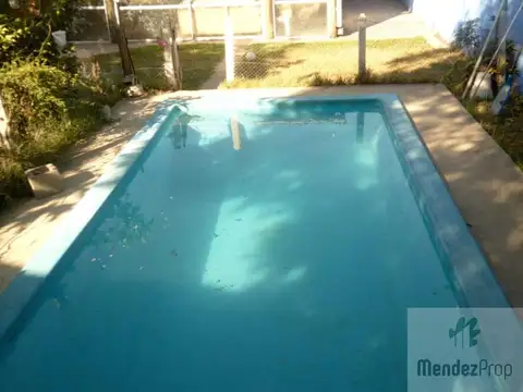 Amplia casa con quincho cerrado y pileta en el Jagüel.