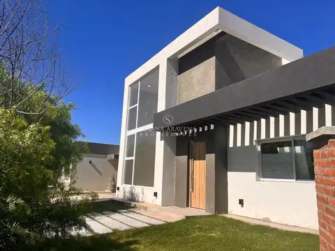 Casa en venta en Barrio Cerrado Santa Elena- Pilar del Este 100