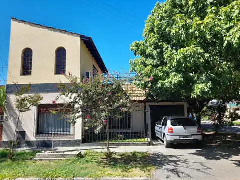EXCELENTE CHALET DE 4 AMB. EN MUY BUENA UBICACION DE EL PALOMAR