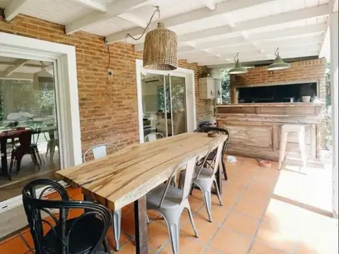 Casa en Venta con 2 cocheras