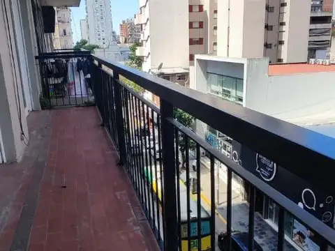INVERSIONISTAS, 2 amb. en Quilmes Centro con balcón corrido.