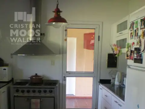 Casa 6 ambientes con 2 baños