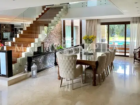 Casa en Venta con 4 cocheras