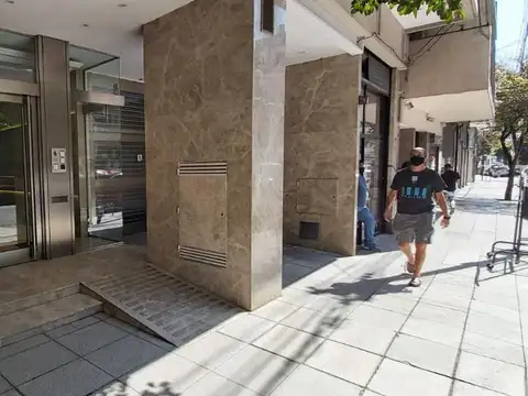 Impecable cuatro ambientes cochera y dependencia en Once.