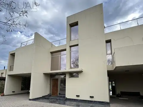 VENTA CASA FRENTE AL LAGO EN BARRIO CERRADO PUERTO ROLDAN