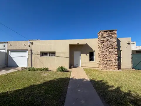 Casa de amplias dimensiones con 2 habitaciones, patio y cochera