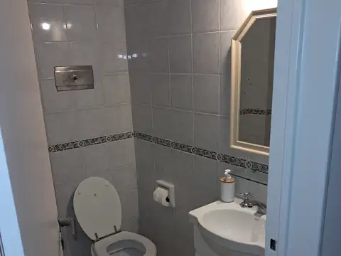 HERMOSO DEPARTAMENTO DE DOS AMBIENTES AL FRENTE. TODO LUZ.