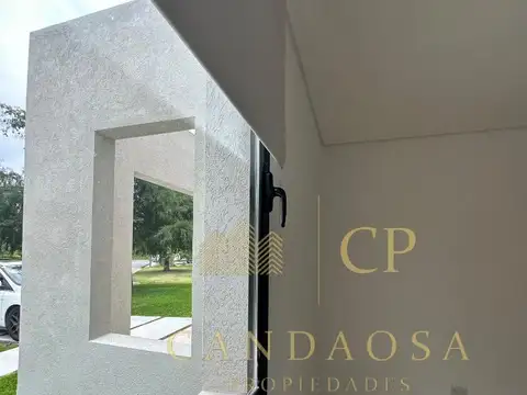 Casa en Alquiler con 6 cocheras