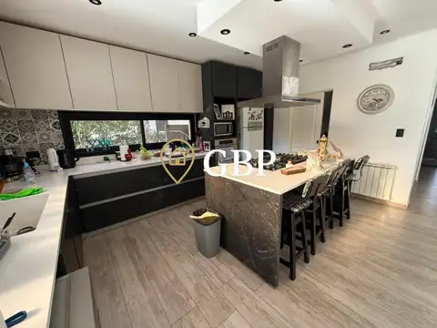 Casa en Alquiler con 6 cocheras
