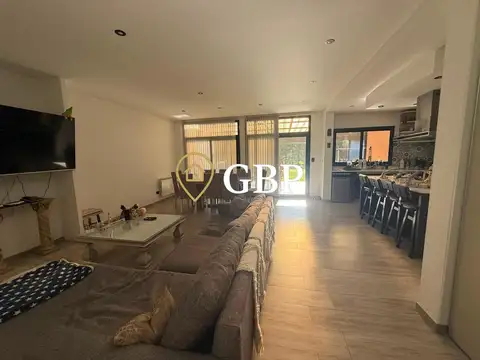 Casa 5 ambientes con 4 baños