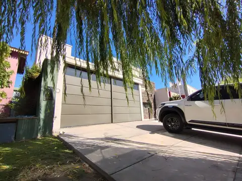 Casa en Venta con 2 cocheras
