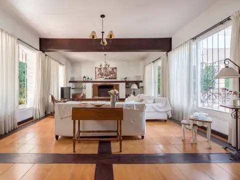 Casa en Venta con 3 cocheras