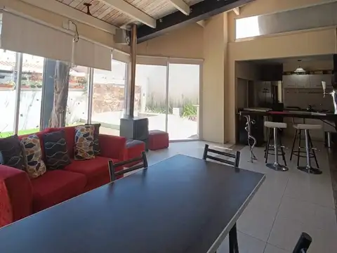 Casa 7 ambientes con 2 baños