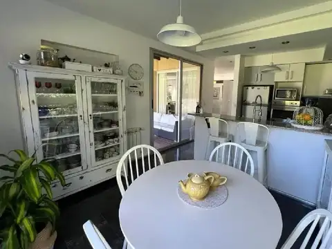 Casa en Alquiler con 2 cocheras