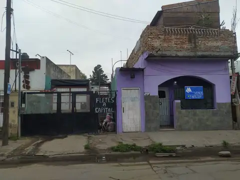 En venta Casa de 3 ambientes + 2 Deptos. En Merlo.