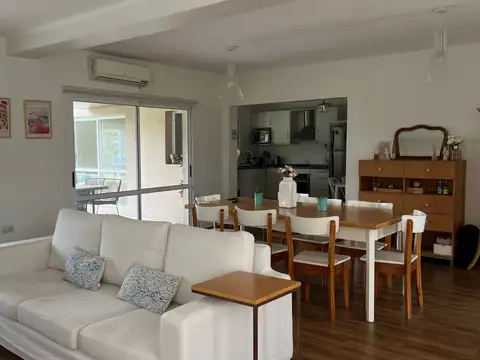 Casa 8 ambientes con 3 baños