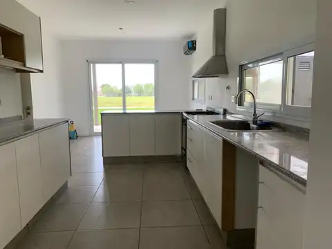 Casa en Alquiler con 2 cocheras