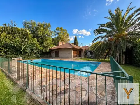 Casa en venta - 3 Dormitorios 4 Baños - Cochera - 1.195Mts2 - Manuel B. Gonnet