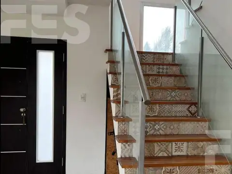 Casa en Alquiler con 2 cocheras
