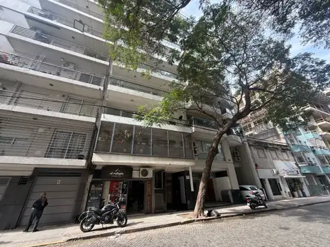 Departamento de 1 dormitorio con balcón aterrazado y parrillero. Centro, Rosario.