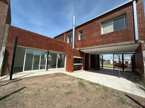 Casa 3 ambientes con 2 baños