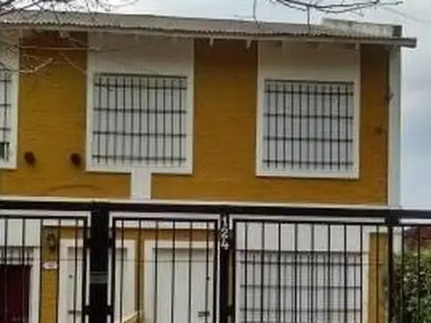 DUPLEX 4 AMBIENTES AL FRENTE CON COCHERA