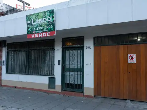CASA EN VENTA APTO CREDITO - 3 AMB COCHERA Y PATIO - PERMUTA