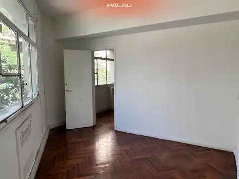Oficina 8 ambientes con 2 baños