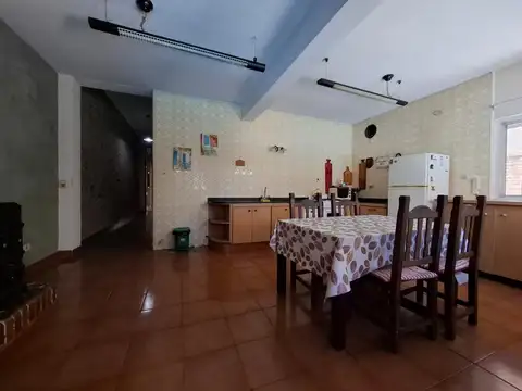 CASA 4 AMBIENTES C/FONDO LIBRE Y GARAGE P/2 AUTOS