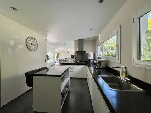 Casa 7 ambientes con 2 baños
