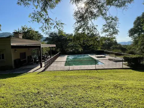 Casa en  venta  5 habitacones sobre  una  hectarea  de  terreno Castellanos  Salta