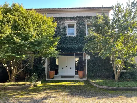 Casa 11 ambientes con 3 baños