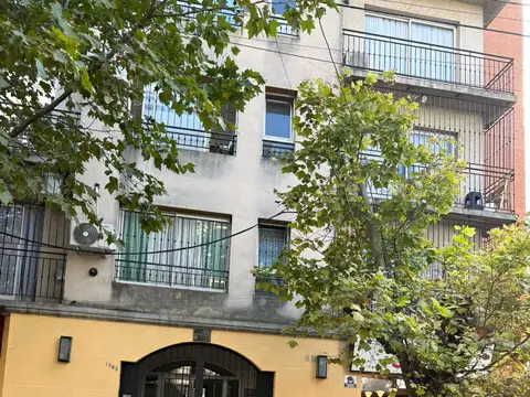 Alquiler. Departamento de 2 amb con balcón