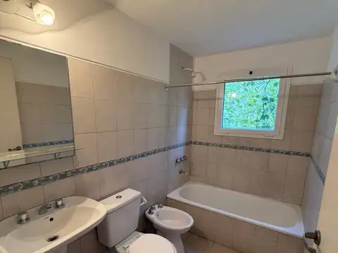 Alquiler. Departamento de 2 amb con balcón