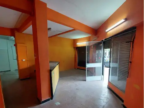 Amplio local en Devoto apto para varios rubros