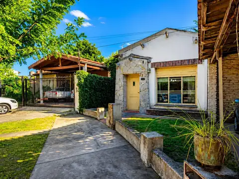 Casa de dos dormitorios en B° Jardin calle 116 entre 409 y 410 (Apta Banco)