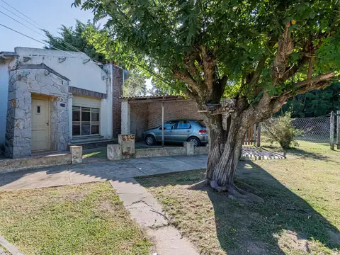 Casa de dos dormitorios en B° Jardin calle 116 entre 409 y 410 (Apta Banco)