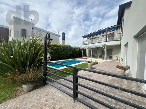 Casa en venta en Estancia Smithfield sobre lote central