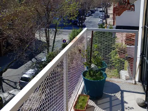 2 AMBIENTES EN DUPLEX  AL FRENTE CON BALCON  CON COCHERA Y BAULERA